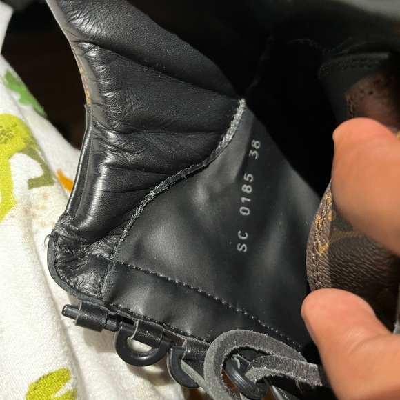 Louis Vuitton boots 7.5 - Picture 5 of 5